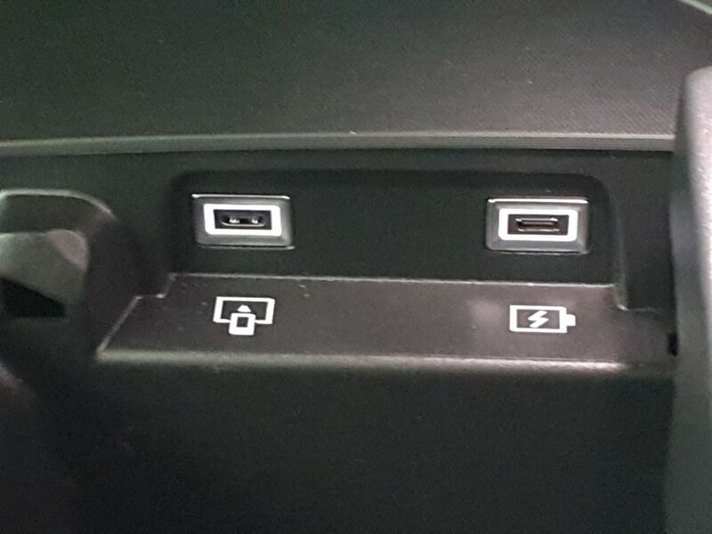 More views of Peugeot 5008