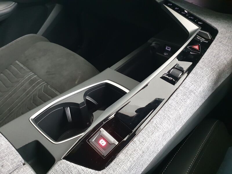 More views of Peugeot 5008