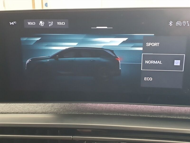 More views of Peugeot 5008