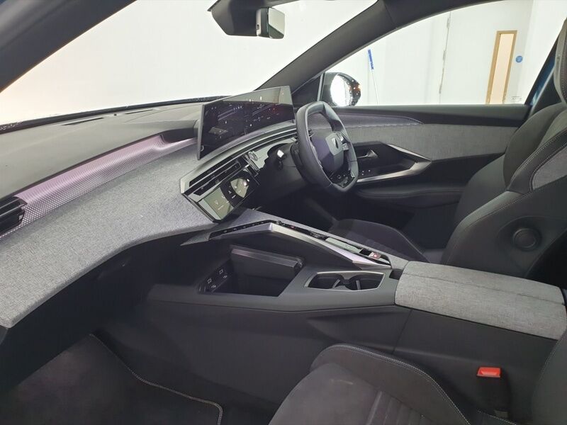 More views of Peugeot 5008