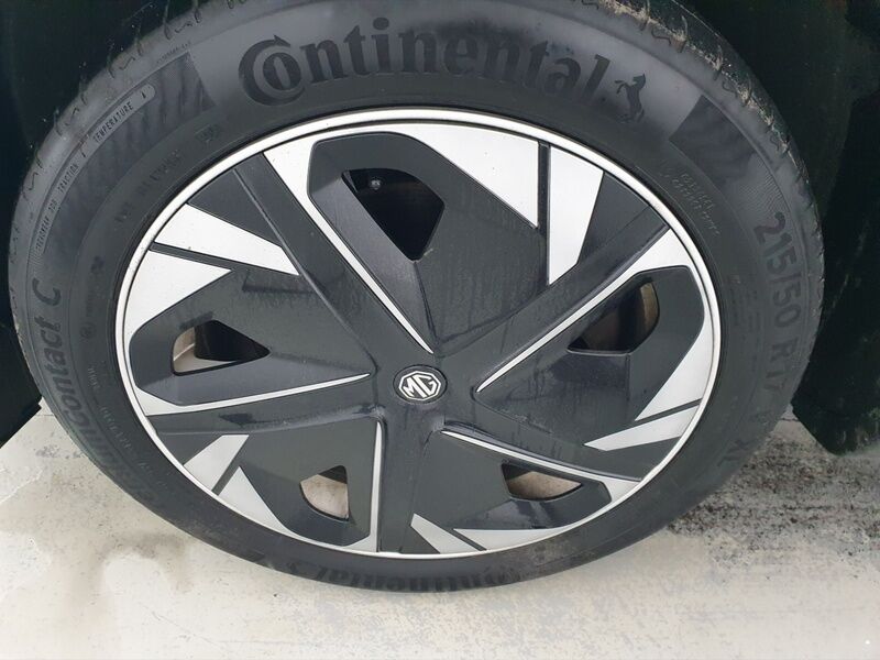 More views of MG MG4