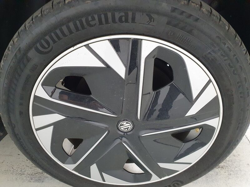 More views of MG MG4