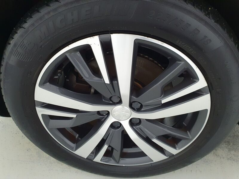 More views of Peugeot 3008