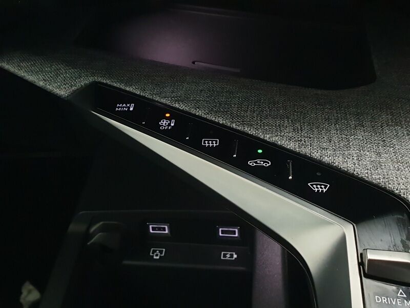 More views of Peugeot 3008