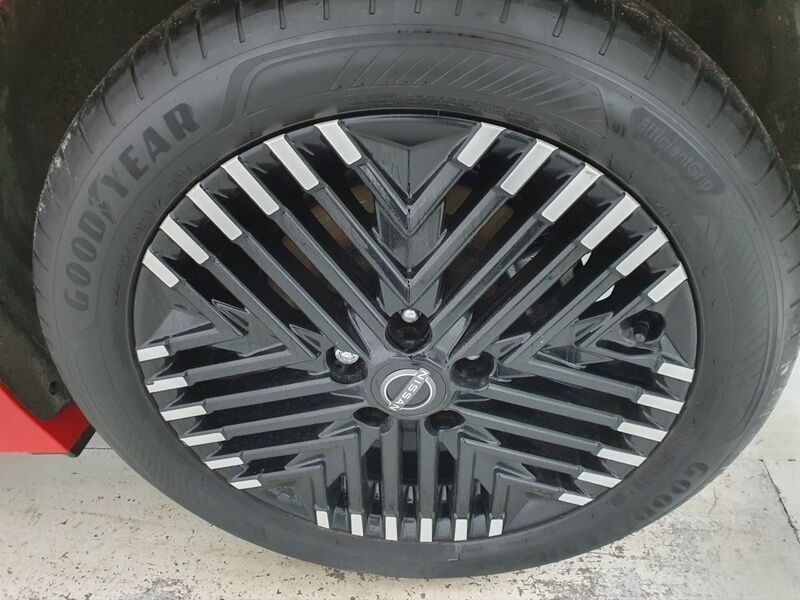 More views of Nissan Leaf