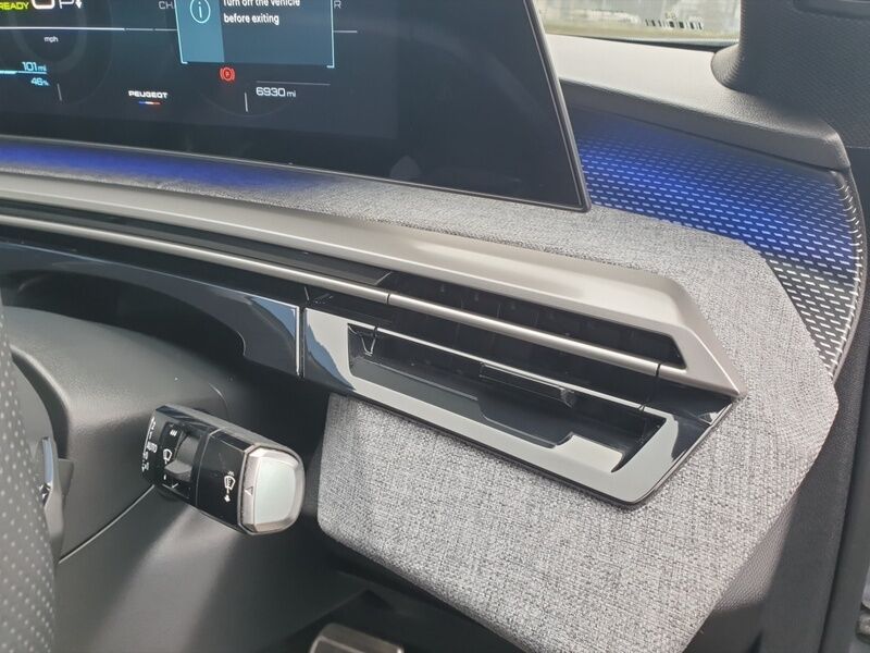 More views of Peugeot 3008