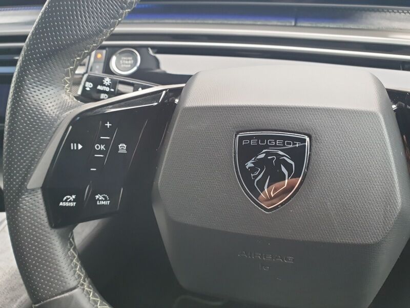 More views of Peugeot 3008