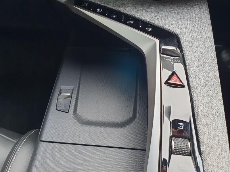 More views of Peugeot 3008