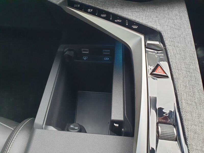 More views of Peugeot 3008