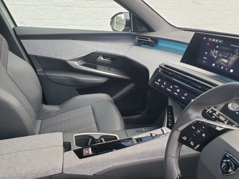 More views of Peugeot 3008