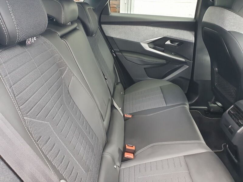 More views of Peugeot 3008