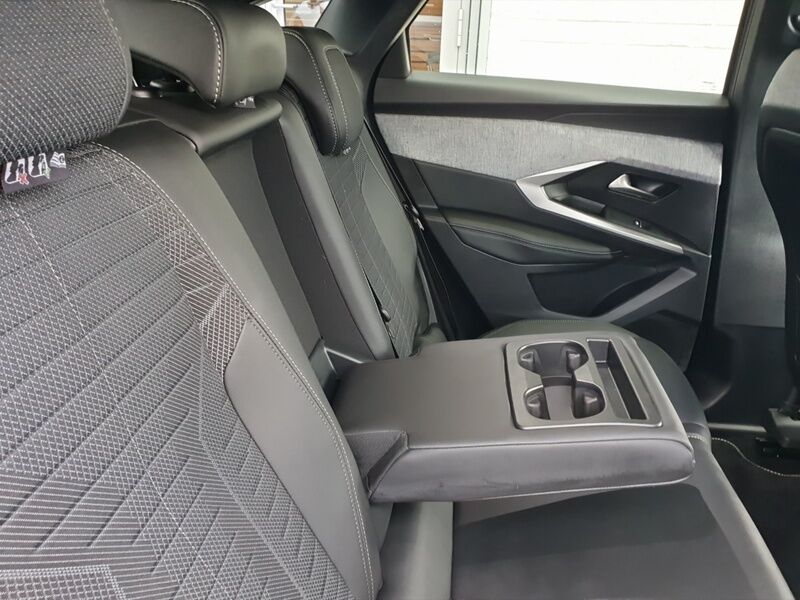 More views of Peugeot 3008