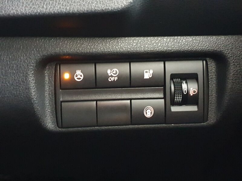 More views of Nissan Leaf