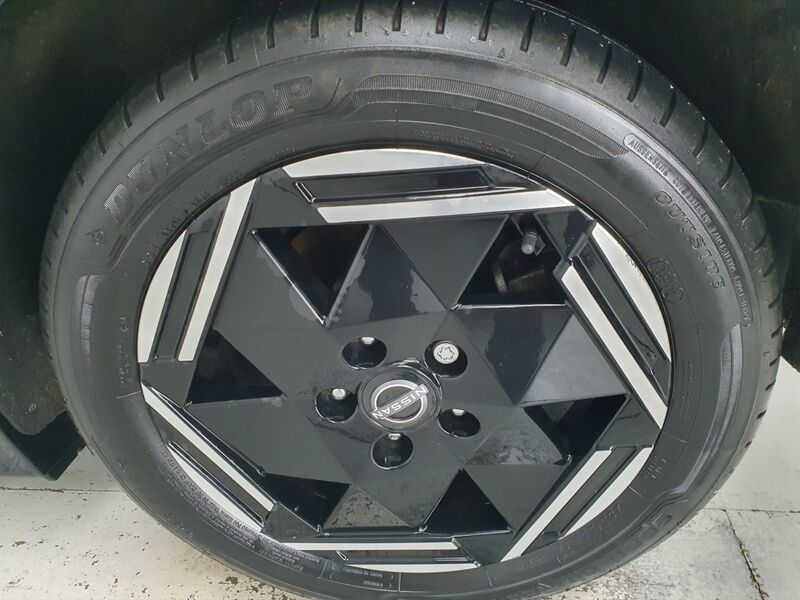 More views of Nissan Leaf