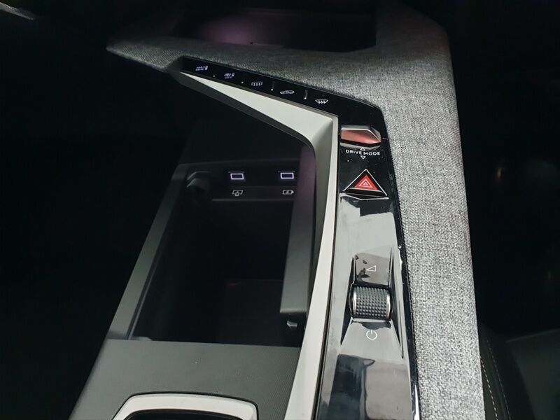 More views of Peugeot 3008