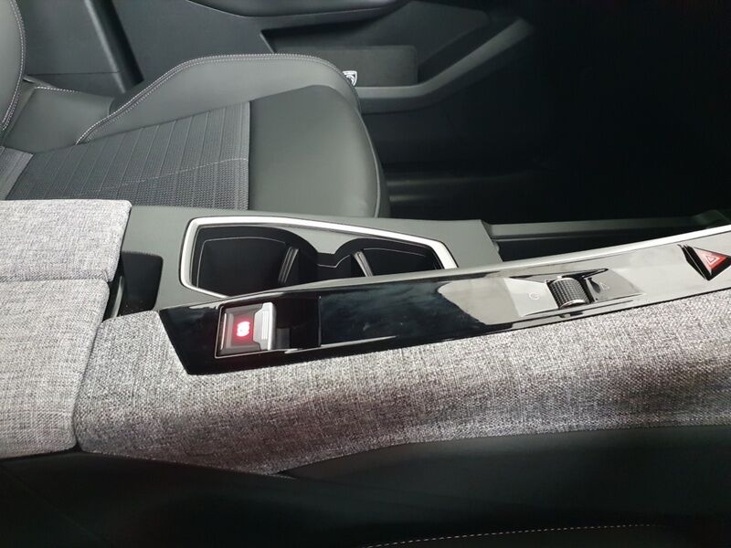 More views of Peugeot 3008