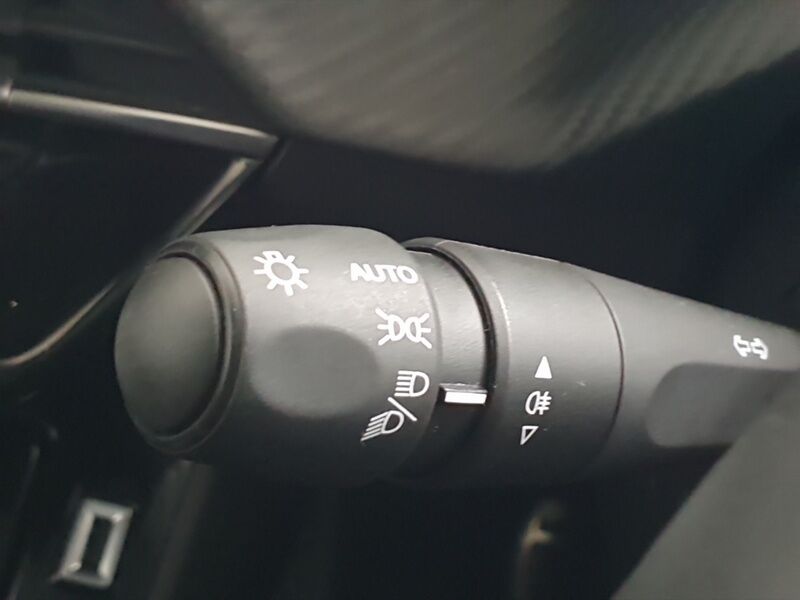 More views of Peugeot 208