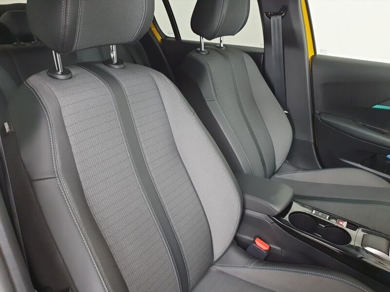 More views of Peugeot 208