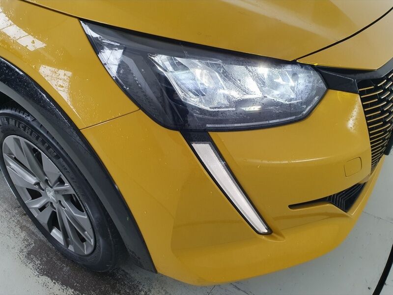 More views of Peugeot 208