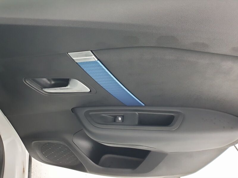 More views of Citroen e-C4 X