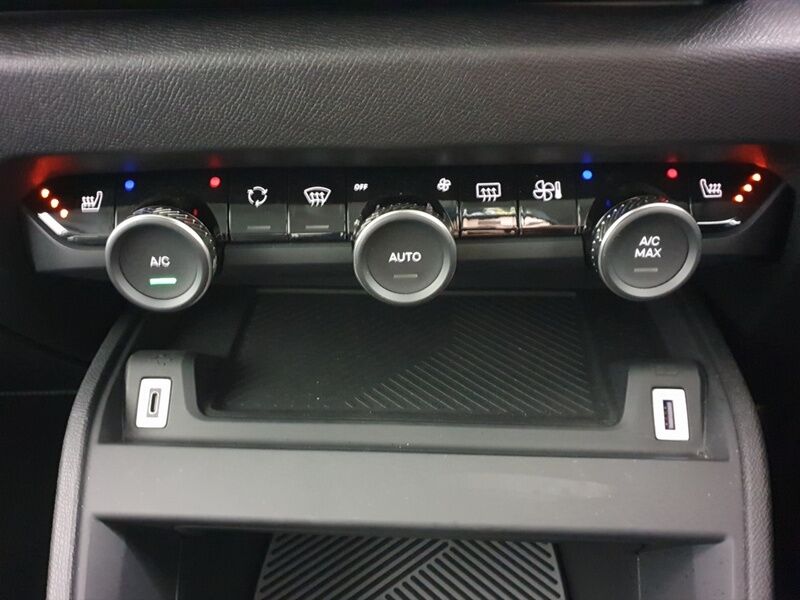 More views of Citroen e-C4 X