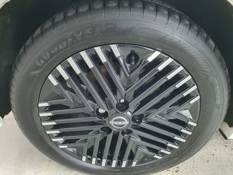 More views of Nissan Leaf