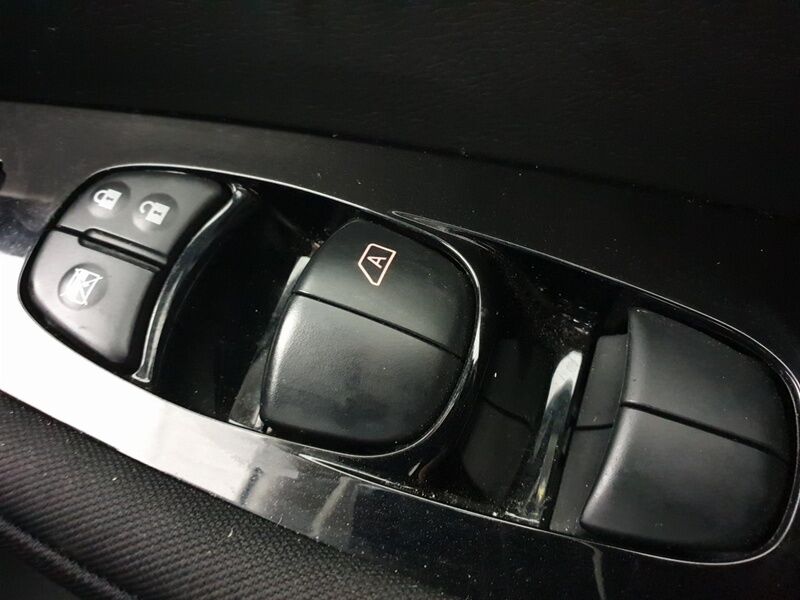 More views of Nissan Leaf