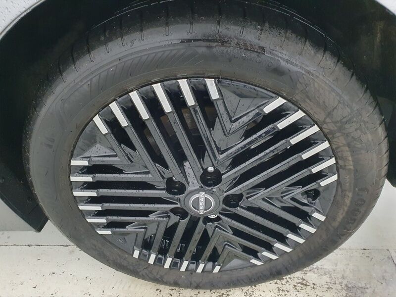 More views of Nissan Leaf