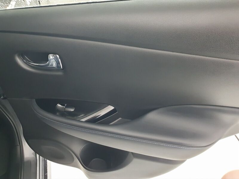 More views of Nissan Leaf