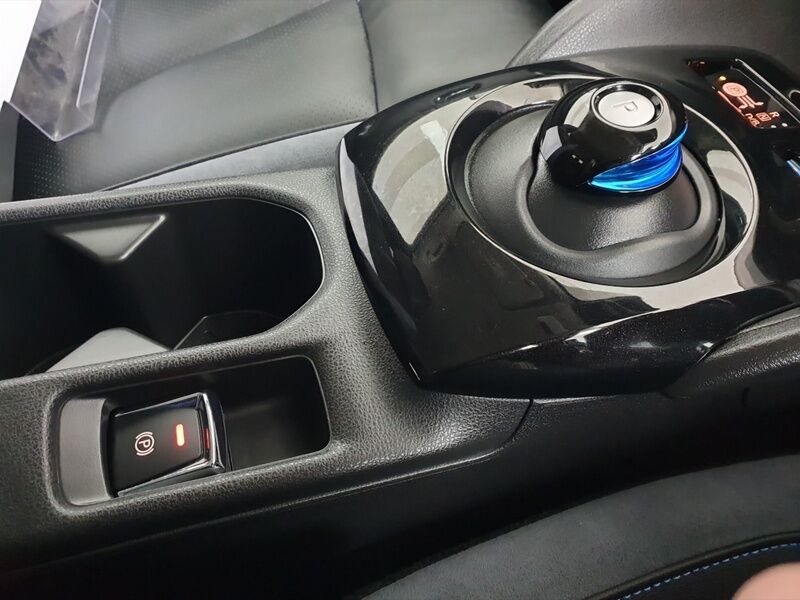 More views of Nissan Leaf