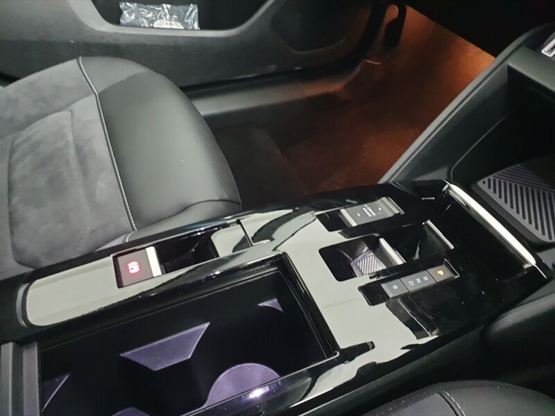 More views of Citroen e-C4 X