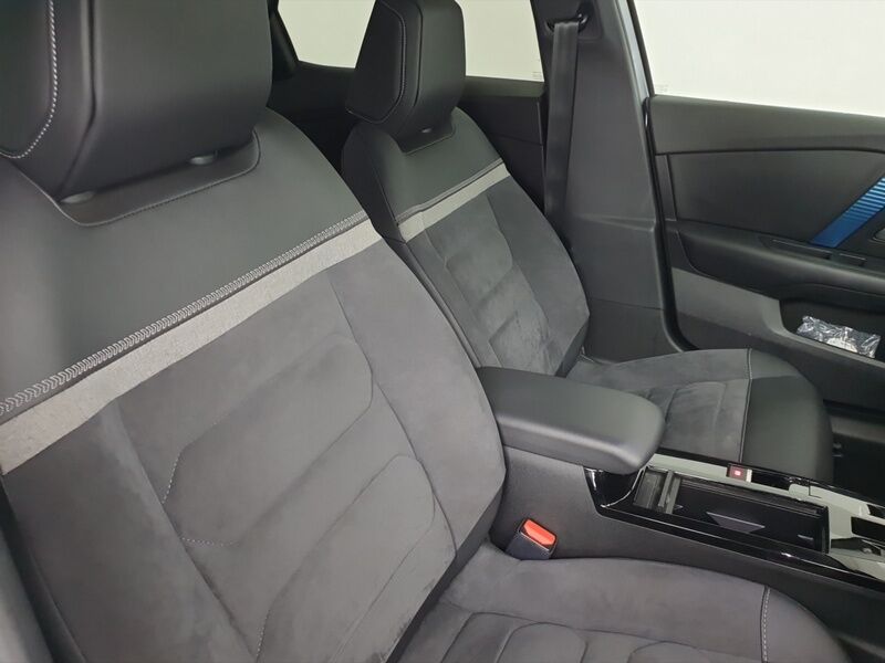 More views of Citroen e-C4 X