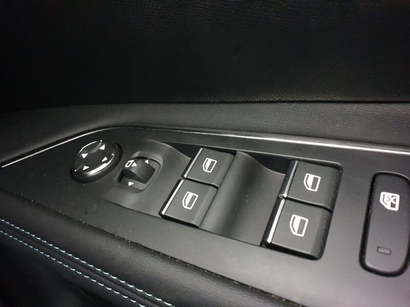 More views of Peugeot 3008