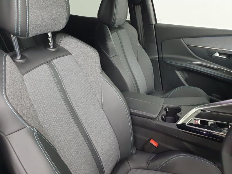 More views of Peugeot 3008