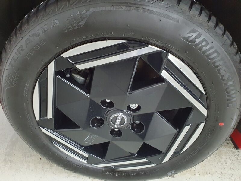 More views of Nissan Leaf