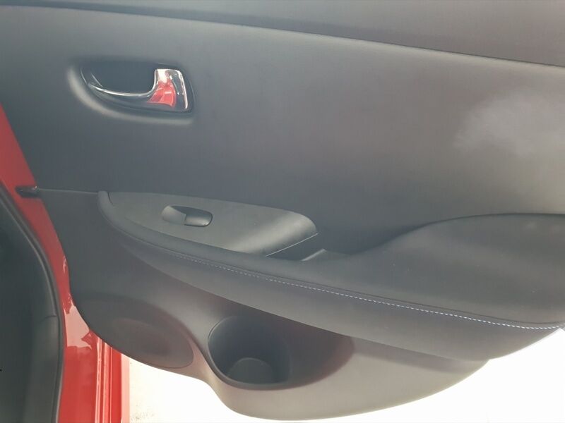 More views of Nissan Leaf