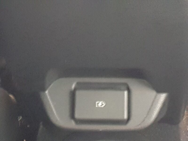 More views of Nissan Leaf