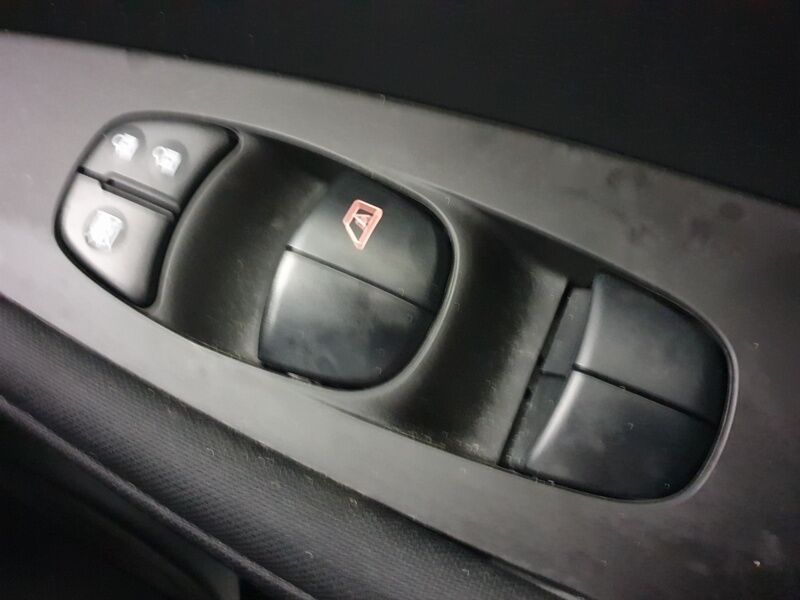 More views of Nissan Leaf