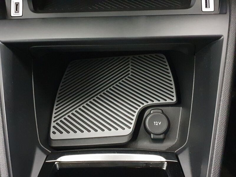 More views of Citroen e-C4 X