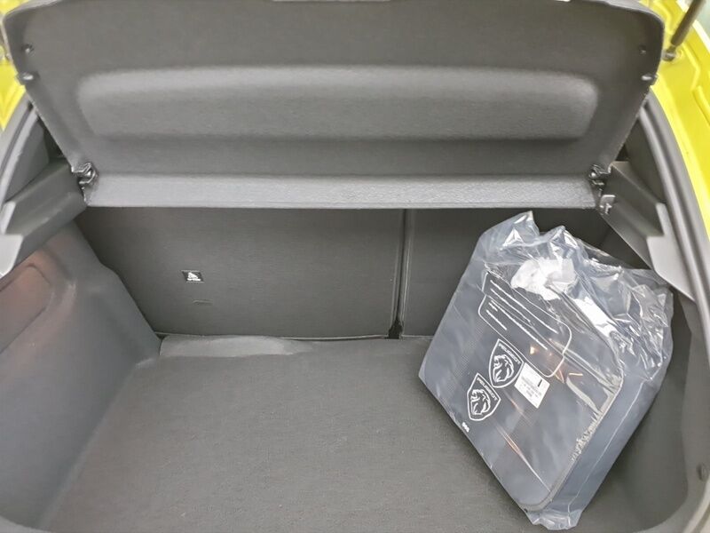 More views of Peugeot 208