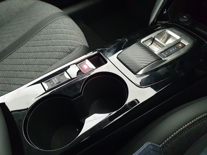 More views of Peugeot 208