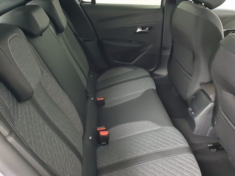 More views of Peugeot 208