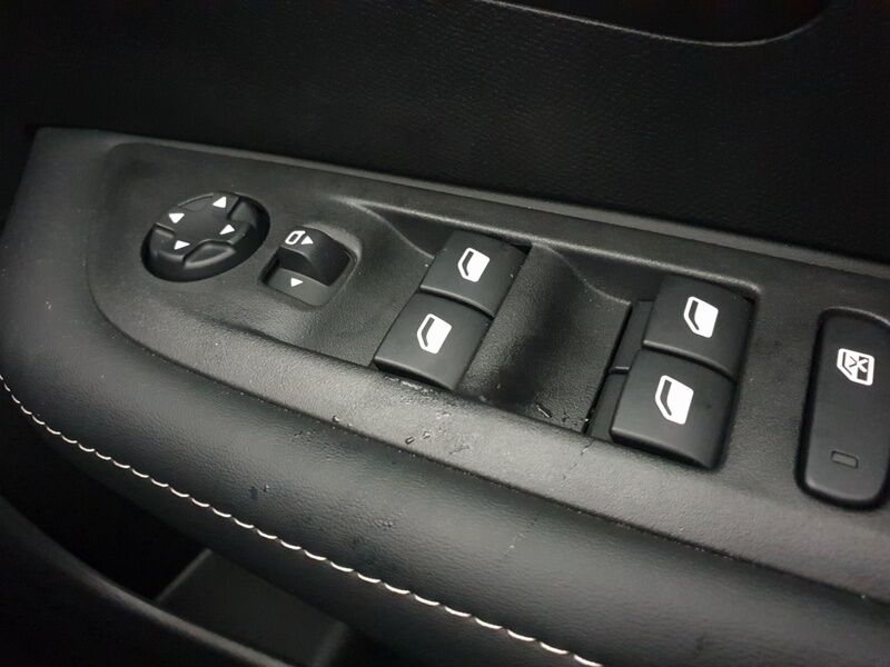 More views of Peugeot 208