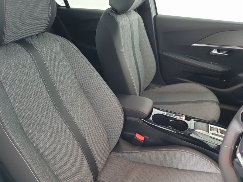 More views of Peugeot 208