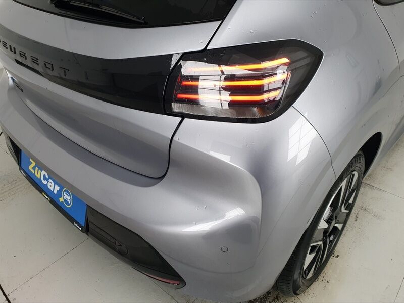 More views of Peugeot 208