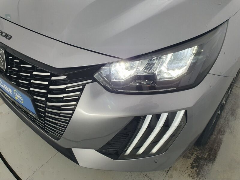 More views of Peugeot 208