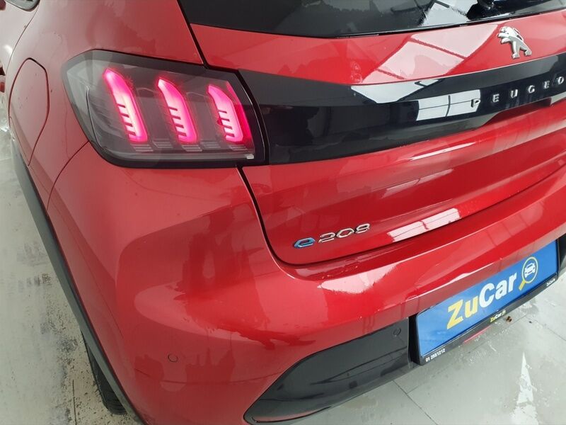 More views of Peugeot 208