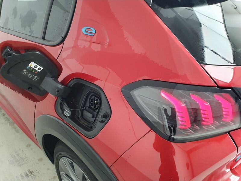 More views of Peugeot 208