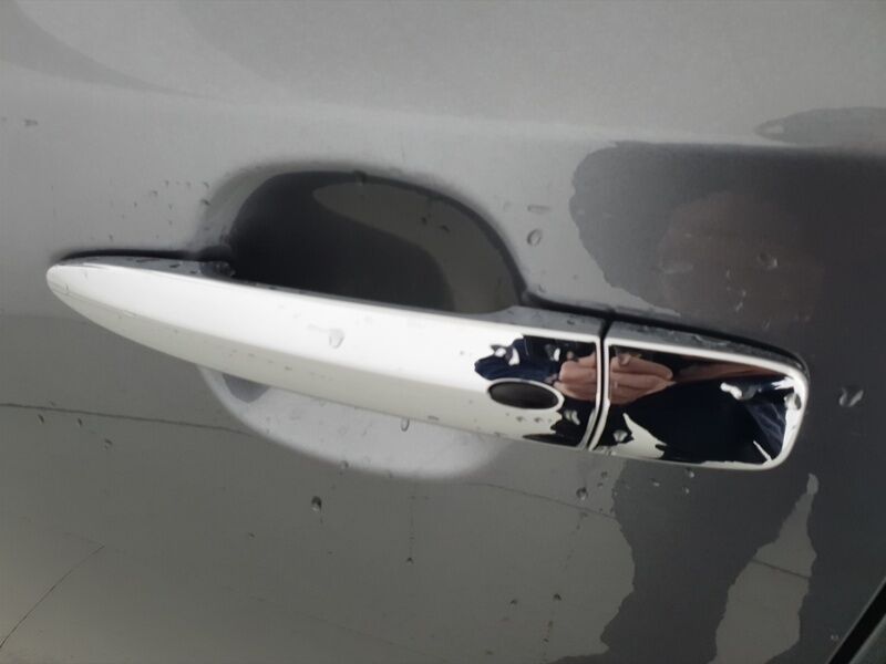 More views of Nissan Leaf