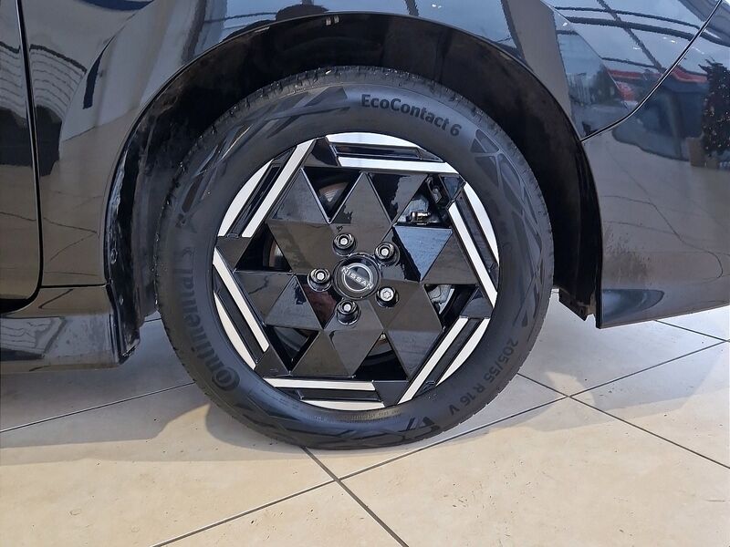 More views of Nissan Leaf